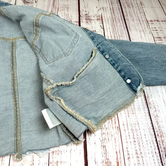 KanCan Women's Frayed Hem Cropped Jean Jacket Size Medium - Picture 4 of 7